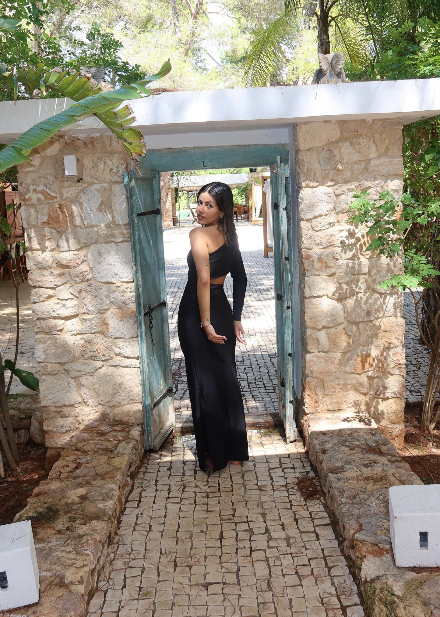 VESTIDO ASIMETRICO CON ABERTURA LATERAL STONE